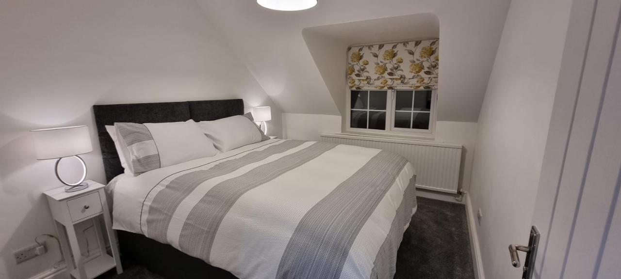 Modern And Spacious 2 Bedroom Apartment With Free Parking Glyn Ceiriog Exterior photo