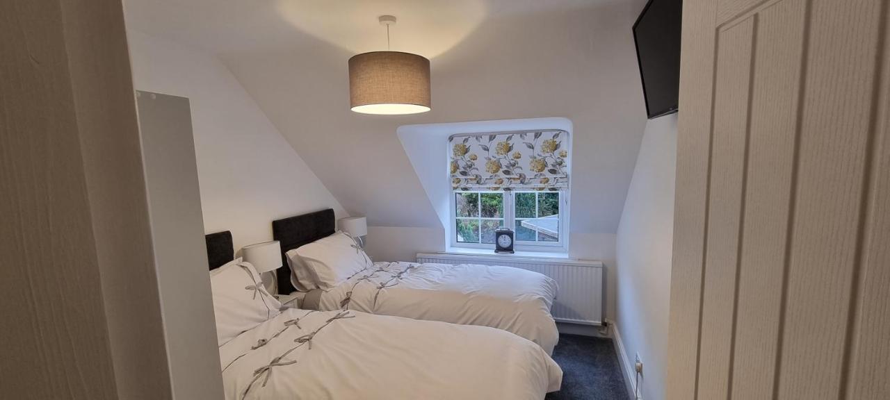 Modern And Spacious 2 Bedroom Apartment With Free Parking Glyn Ceiriog Exterior photo