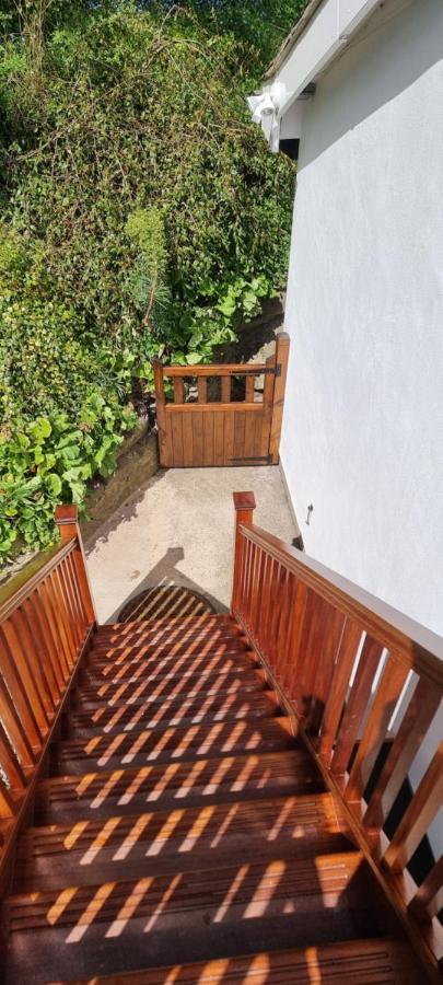 Modern And Spacious 2 Bedroom Apartment With Free Parking Glyn Ceiriog Exterior photo