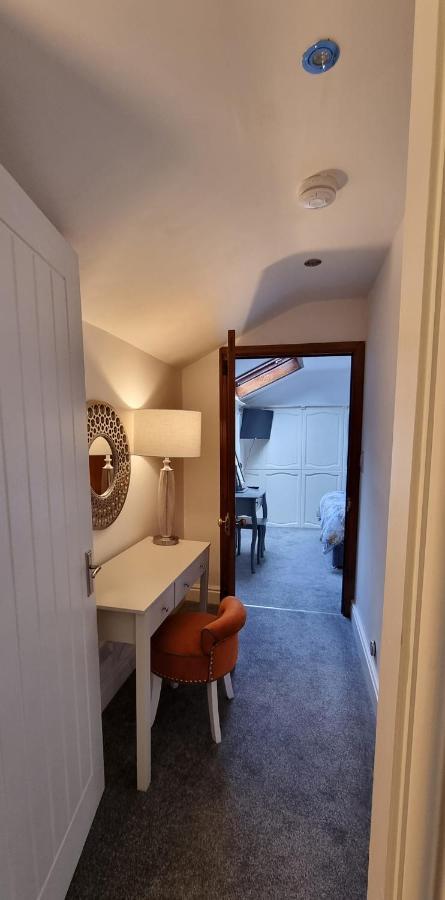 Modern And Spacious 2 Bedroom Apartment With Free Parking Glyn Ceiriog Exterior photo